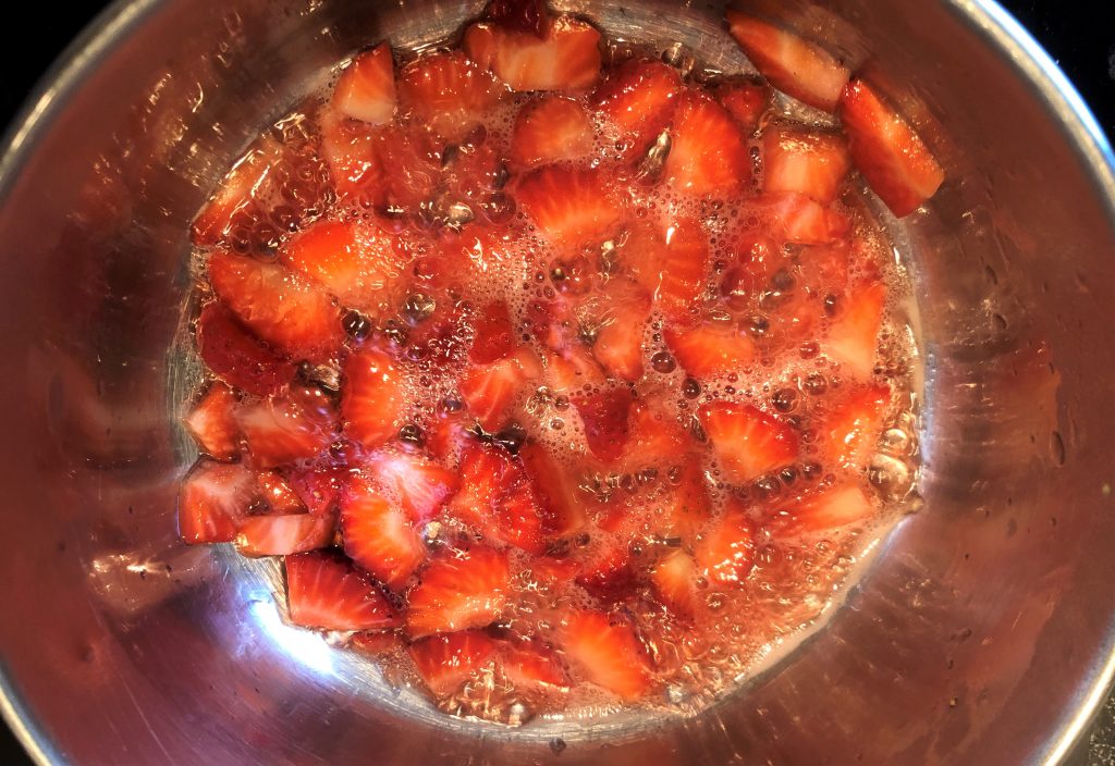 Der Erdbeersoßenspiegel wird gekocht.