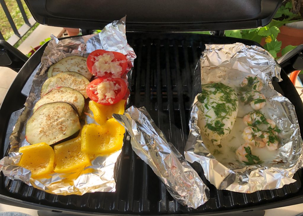 Gegrillter Tintenfisch und Gemüse auf dem Grill