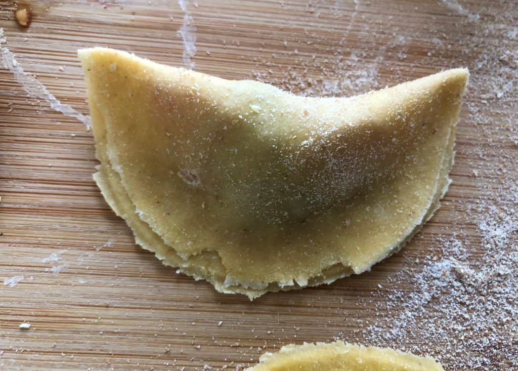 Tortellini - zum Hlabmond geformt
