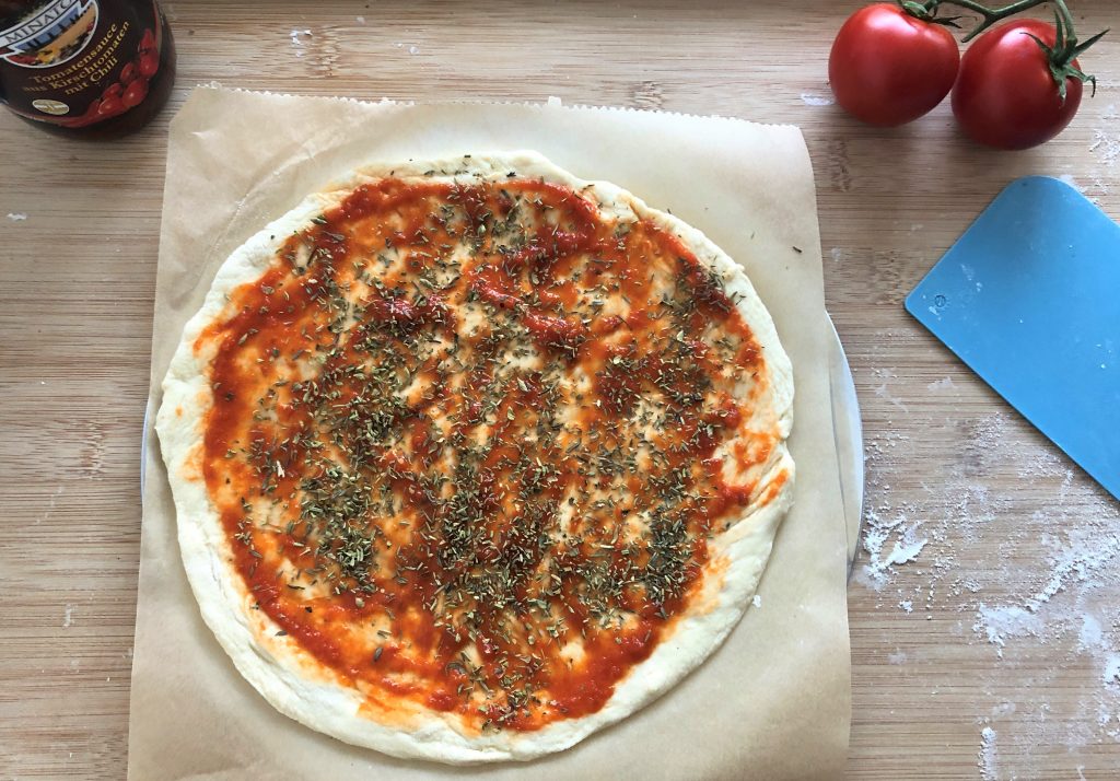 italienische Pizza vom Grill beim Belegen