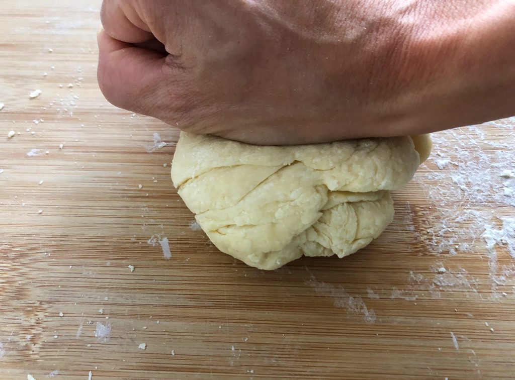 Pastateig wird geknetet
