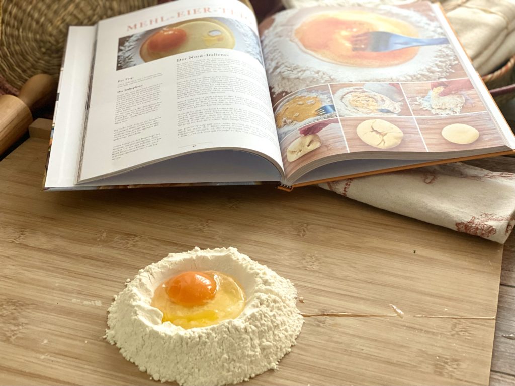 Kochbuch beim Pastamachen