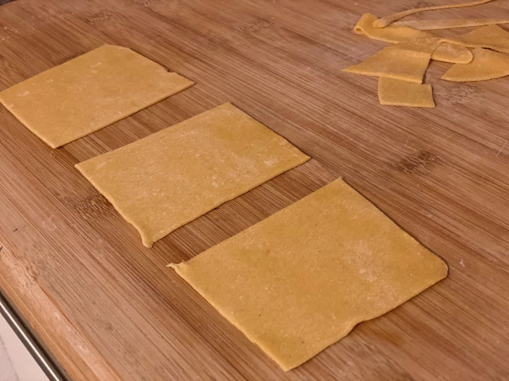 Teigstücke für die Cannelloni zuschneiden