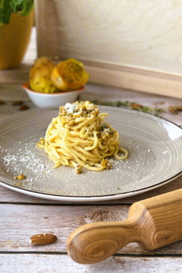 paghetti alla chitarra ai fichi d’india di mandorle e pecorino