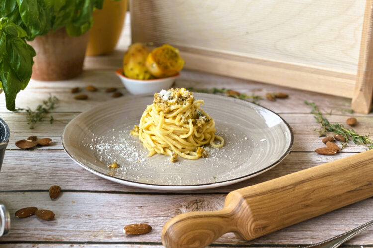 paghetti alla chitarra ai fichi d’india di mandorle e pecorino