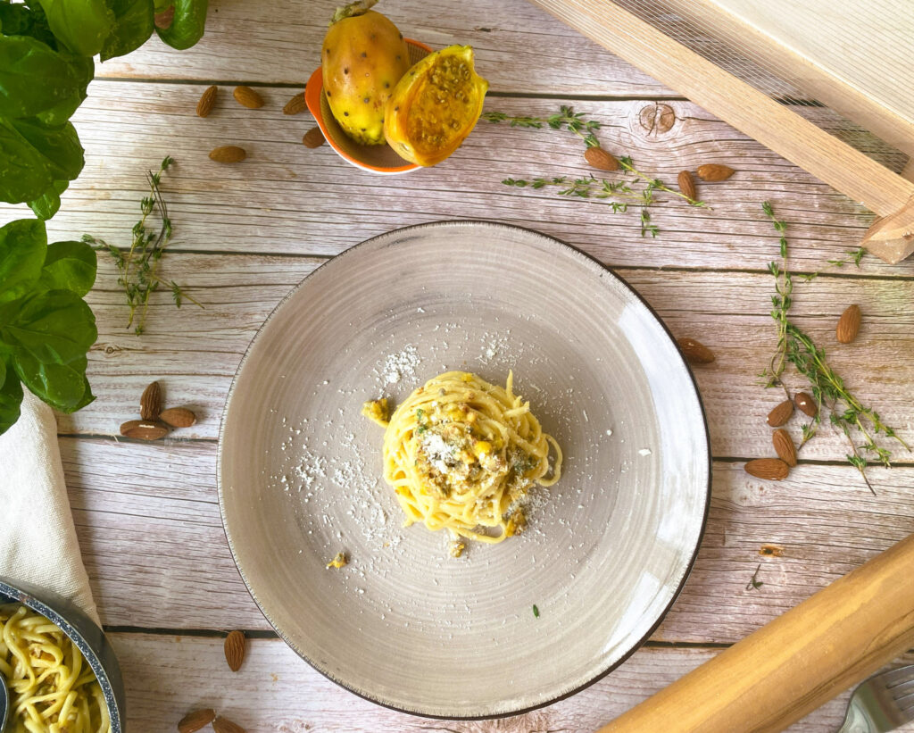 paghetti alla chitarra ai fichi d’india di mandorle e pecorino