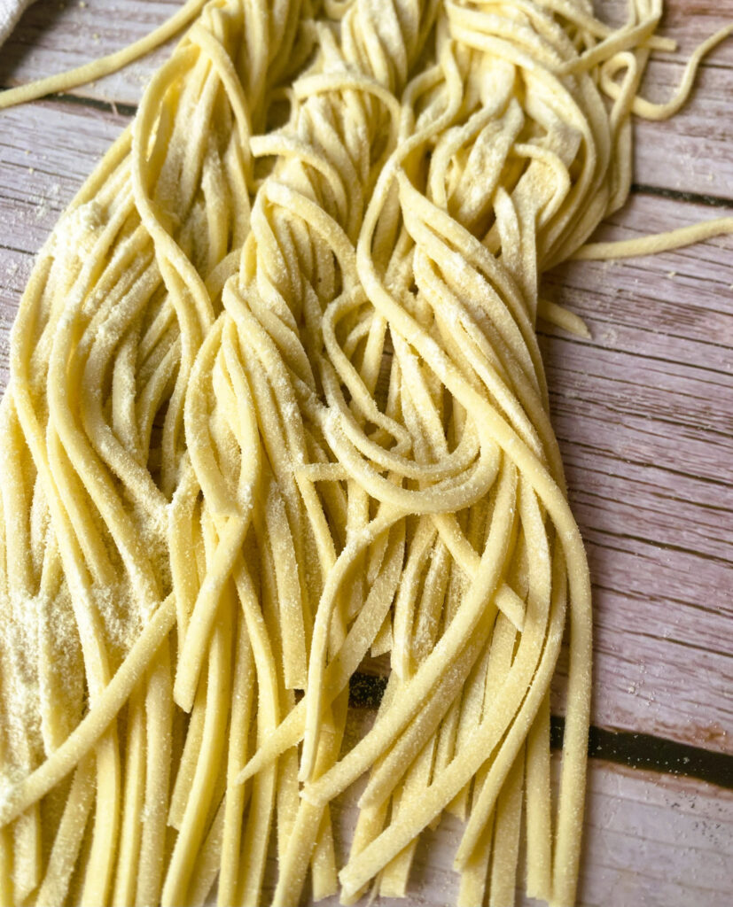 paghetti alla chitarra ai fichi d’india di mandorle e pecorino