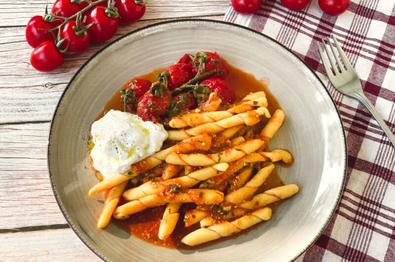 Busiate con Pomodoro e Burrata - mit geschmorten Tomaten und cremiger Burrata