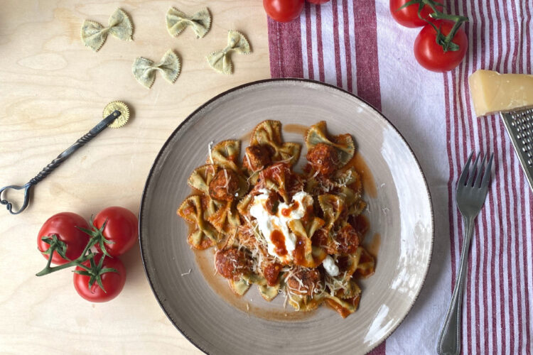 Farfalle basilico con polpettine al sugo