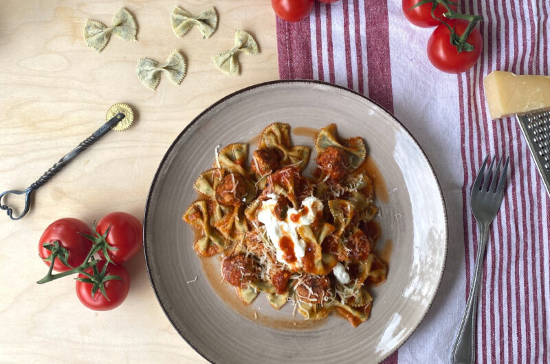 Farfalle basilico con polpettine al sugo