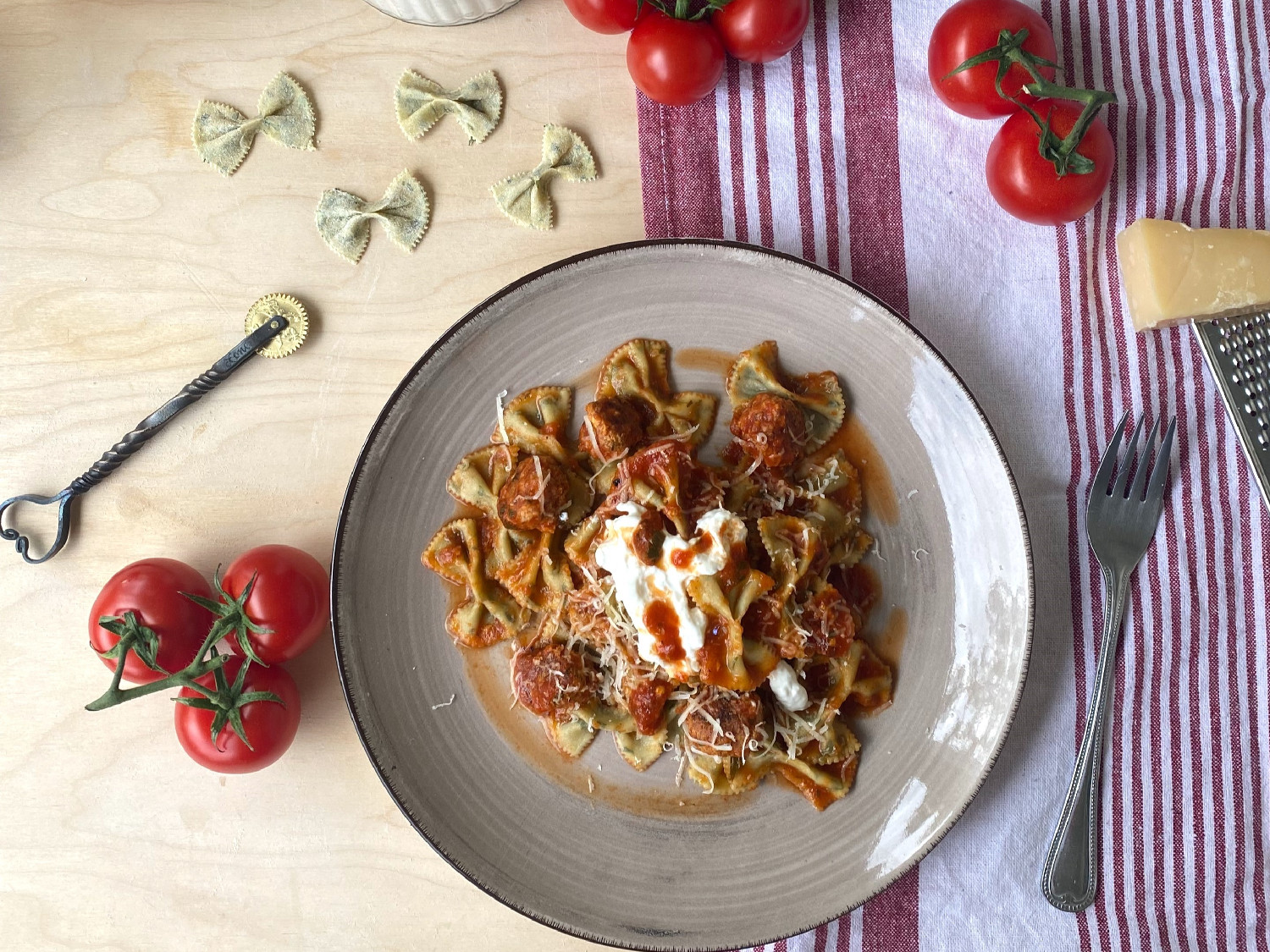 Farfalle basilico con polpettine al sugo