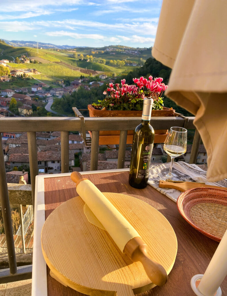 Pasta von Hand mit dem Mattarello ausgerollt