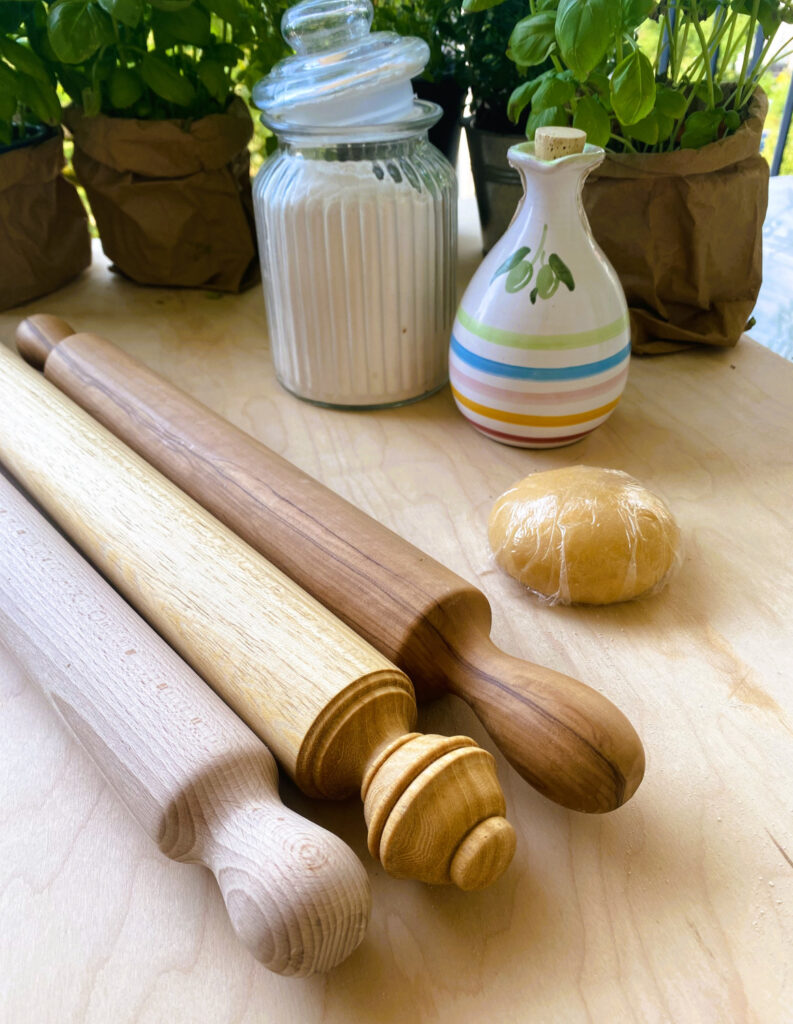 Pasta von Hand mit dem Mattarello ausgerollt