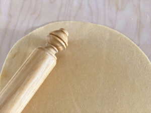 Pasta von Hand mit dem Mattarello ausgerollt