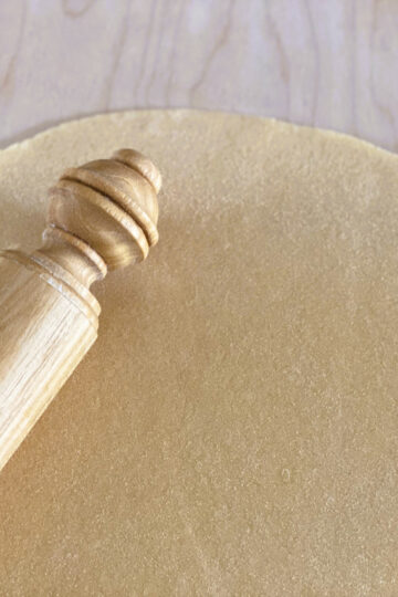 Pasta von Hand mit dem Mattarello ausgerollt