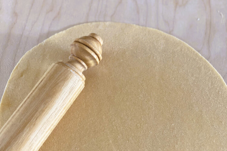 Pasta von Hand mit dem Mattarello ausgerollt