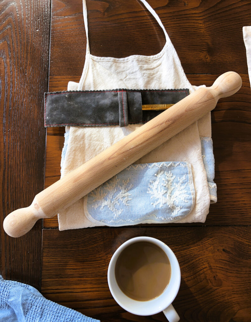 Pasta von Hand mit dem Mattarello ausgerollt