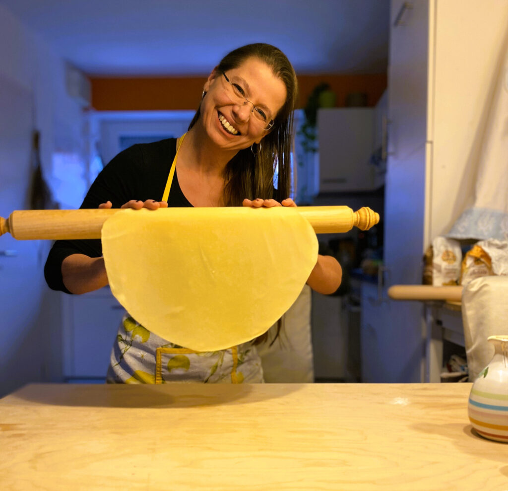 Pasta von Hand mit dem Mattarello ausgerollt