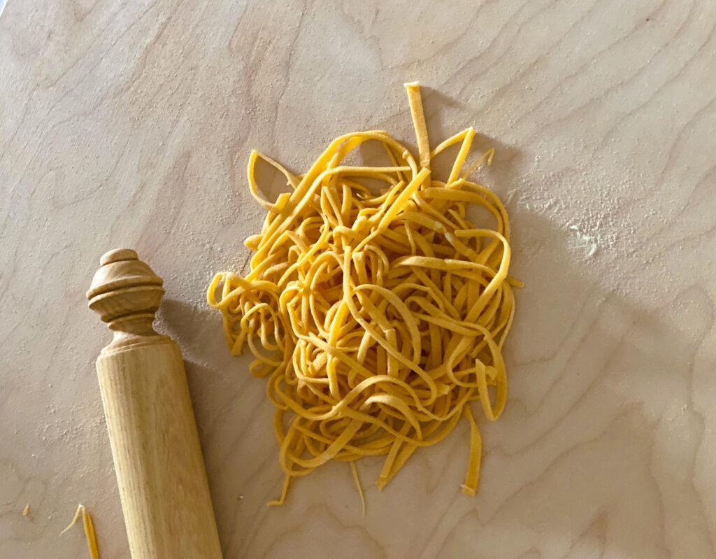 Pasta von Hand mit dem Mattarello ausgerollt