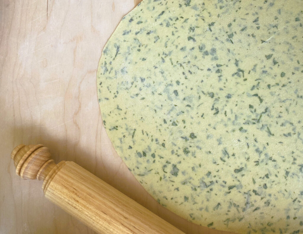 Pasta von Hand mit dem Mattarello ausgerollt