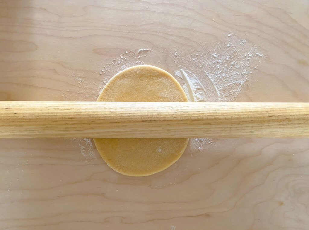 Pasta von Hand mit dem Mattarello ausgerollt