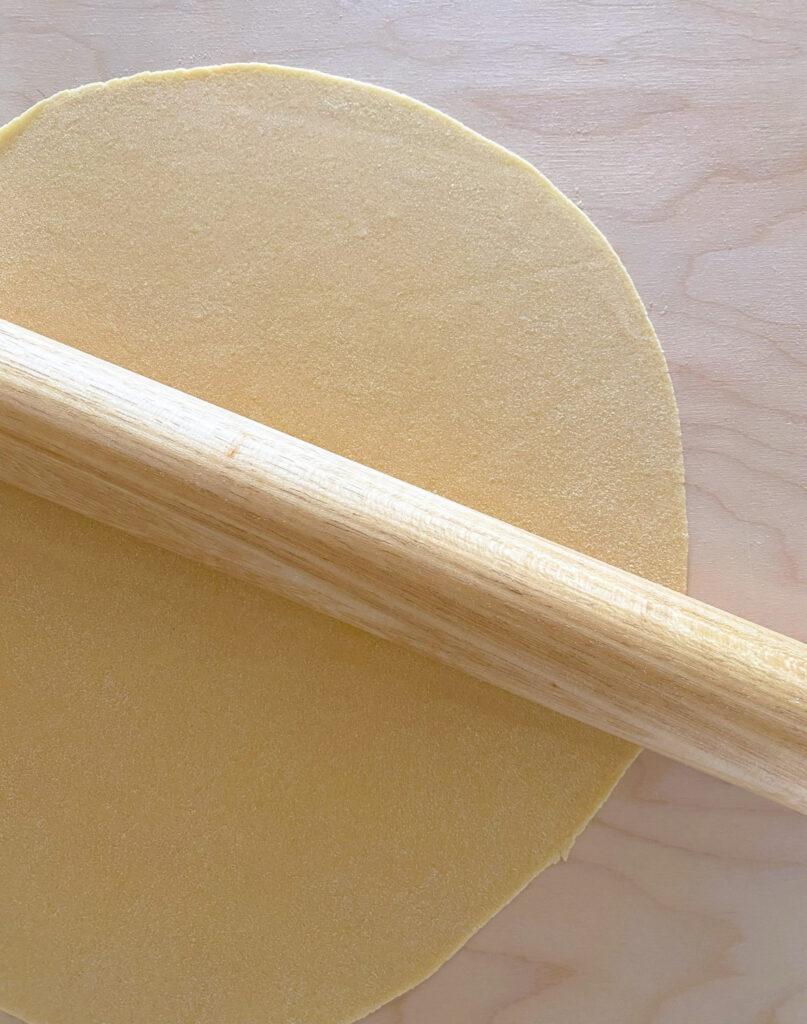 Pasta von Hand mit dem Mattarello ausgerollt