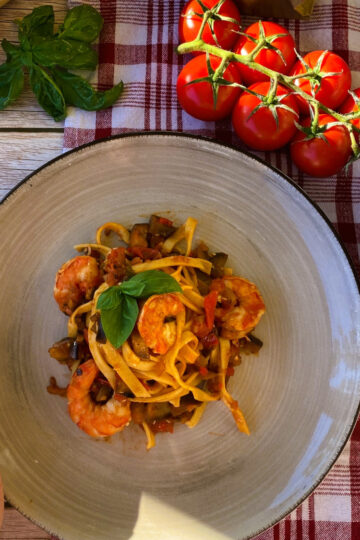 Fettuccine alla Chitarra mit Aubergine und Garnelen