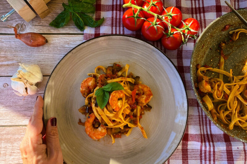 Rezept: Fettuccine alla Chitarra mit Aubergine und Garnelen