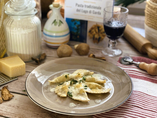 Ravioli gefüllt mit Steinpilzen oder Kräuterseitlingen