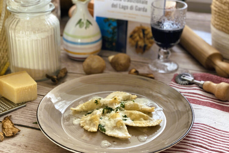 Ravioli gefüllt mit Steinpilzen oder Kräuterseitlingen