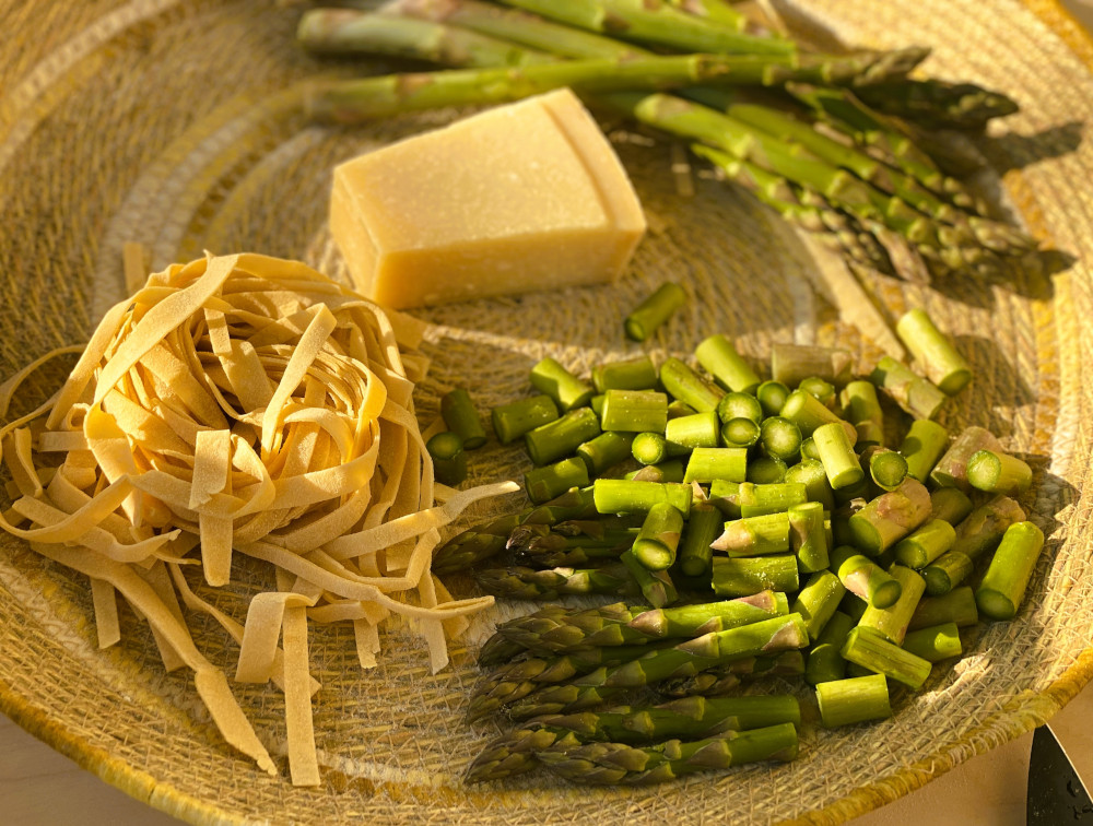 Fettuccine alfredo mit grünem Spargel