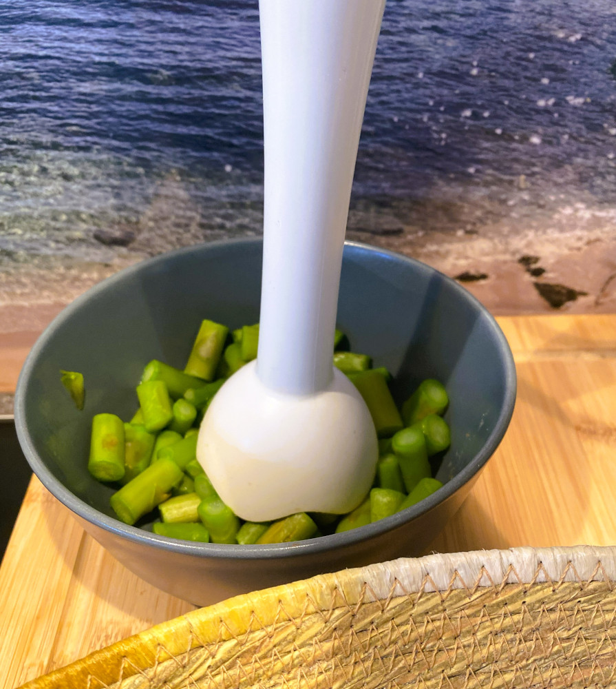 Fettuccine alfredo mit grünem Spargel