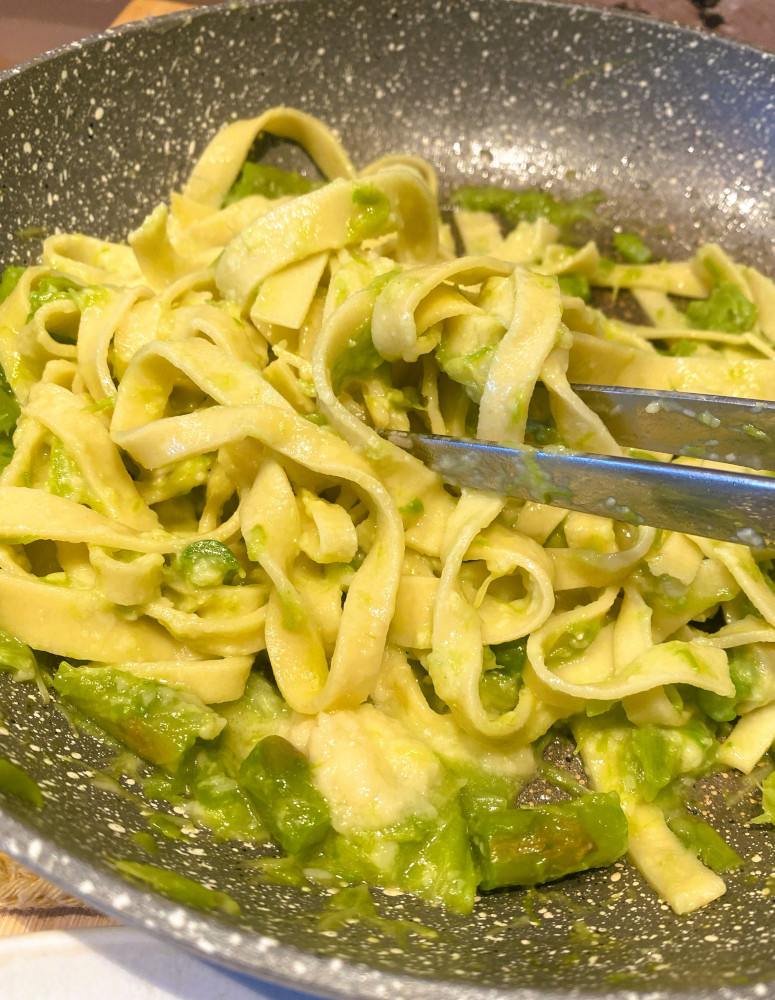 Fettuccine alfredo mit grünem Spargel