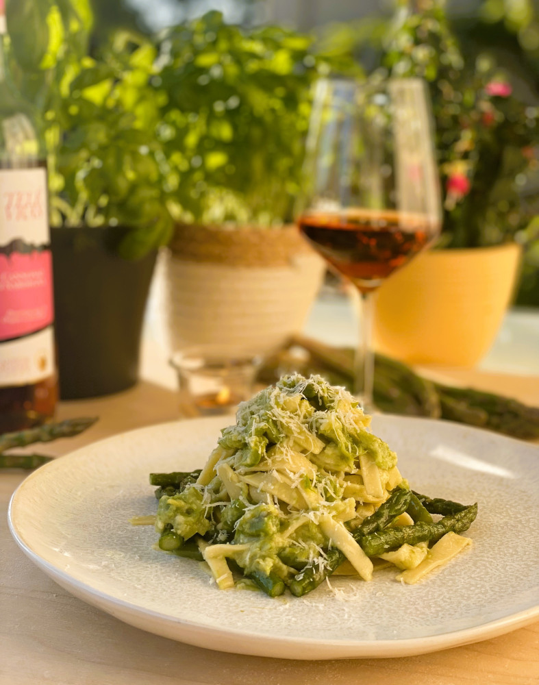 Fettuccine alfredo mit grünem Spargel