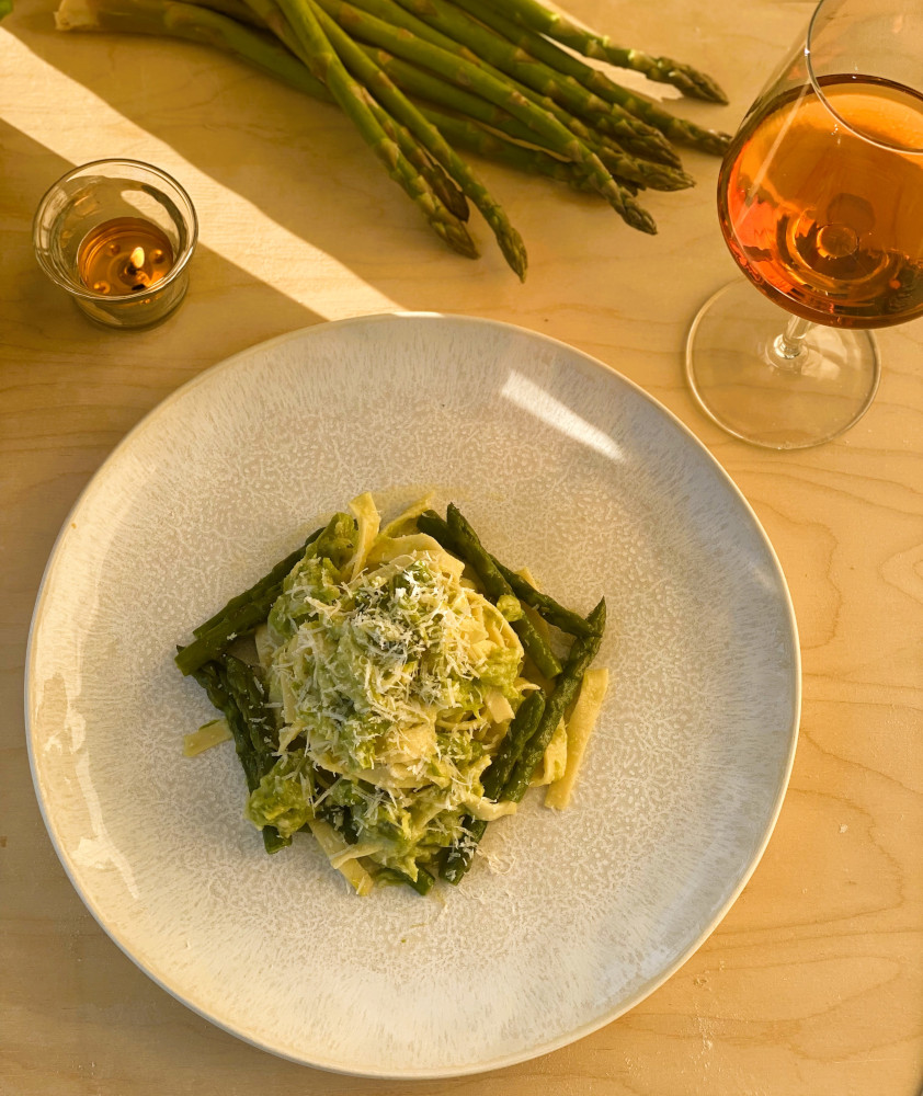 Fettuccine alfredo mit grünem Spargel