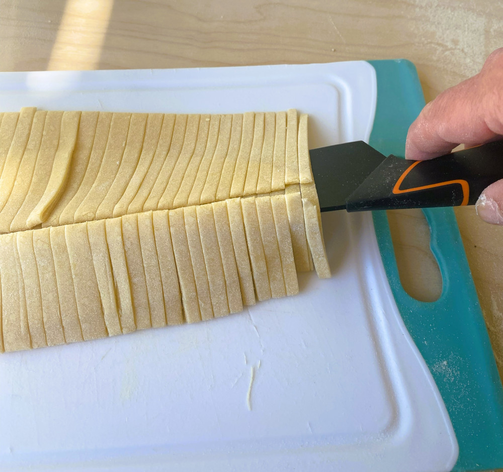 Fettuccine alfredo mit grünem Spargel