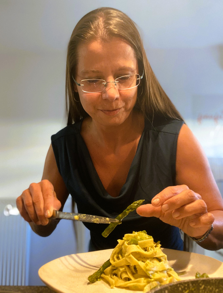 Fettuccine alfredo mit grünem Spargel