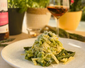 Fettuccine alfredo mit grünem Spargel