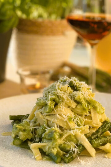 Fettuccine alfredo mit grünem Spargel