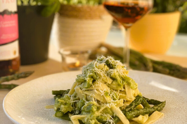 Fettuccine alfredo mit grünem Spargel