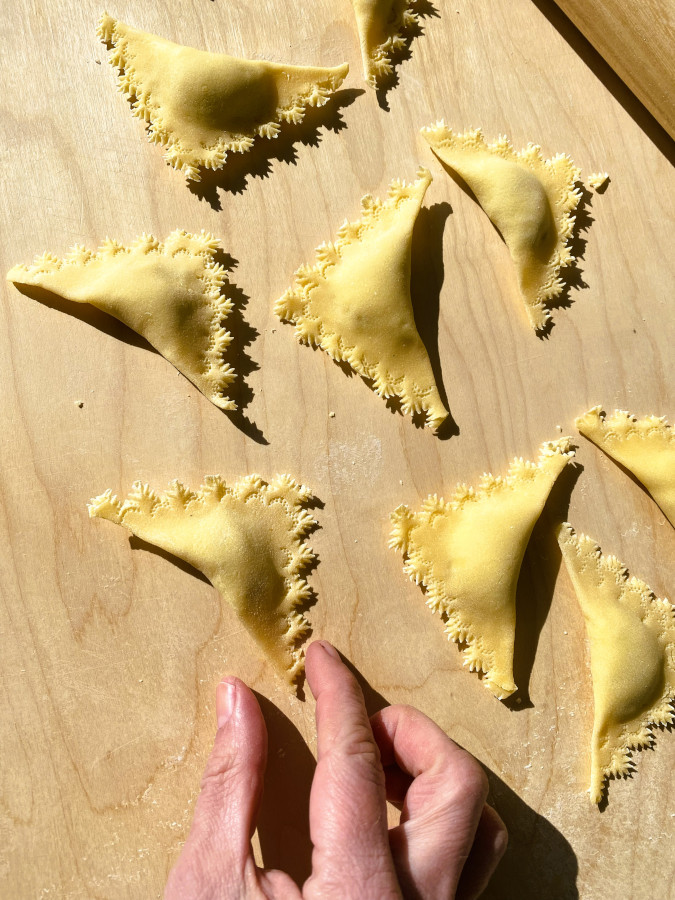 Triangoli mit Gorgonzola-Mascarponefüllung in Bärlauchbutter
