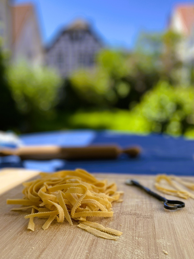 Fettuccine mit Zitronen-Spargel-Minz-Butter