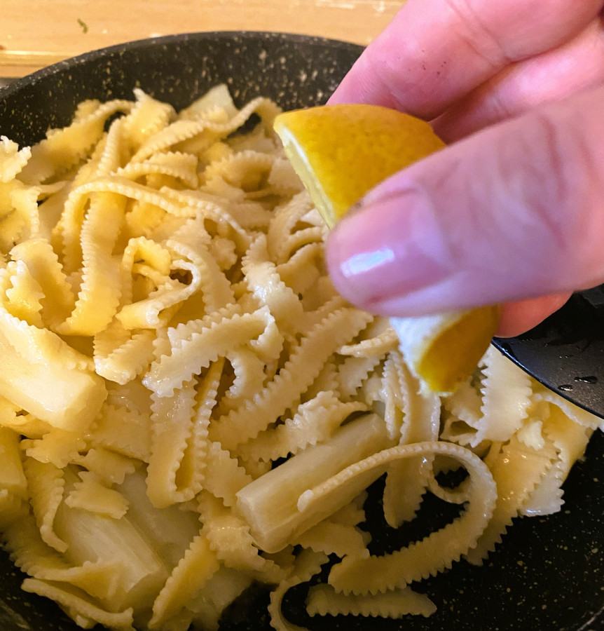 Fettuccine mit Zitronen-Spargel-Minz-Butter