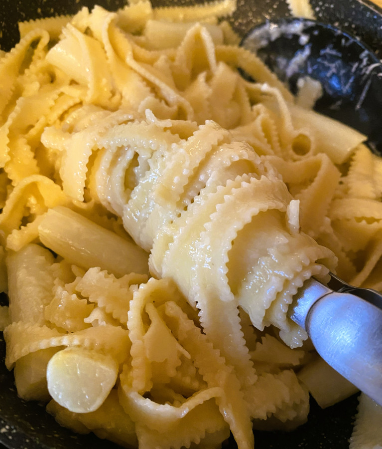 Fettuccine mit Zitronen-Spargel-Minz-Butter