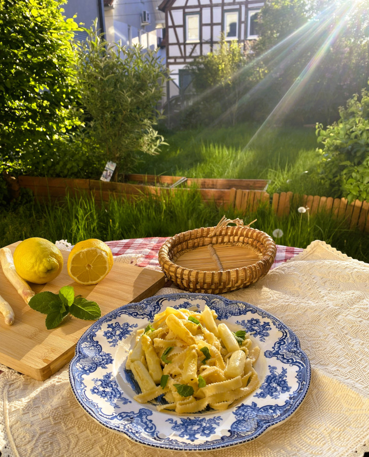 Fettuccine mit Zitronen-Spargel-Minz-Butter