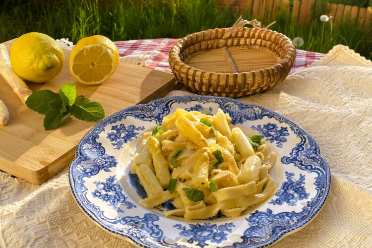 Fettuccine mit Zitronen-Spargel-Minz-Butter