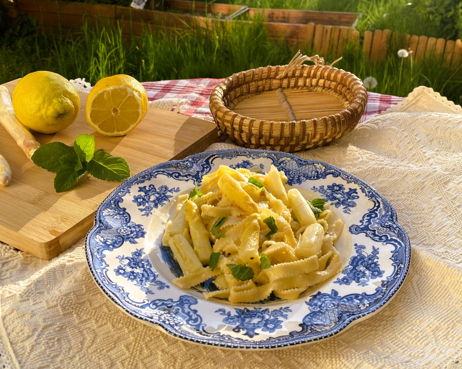 Fettuccine mit Zitronen-Spargel-Minz-Butter